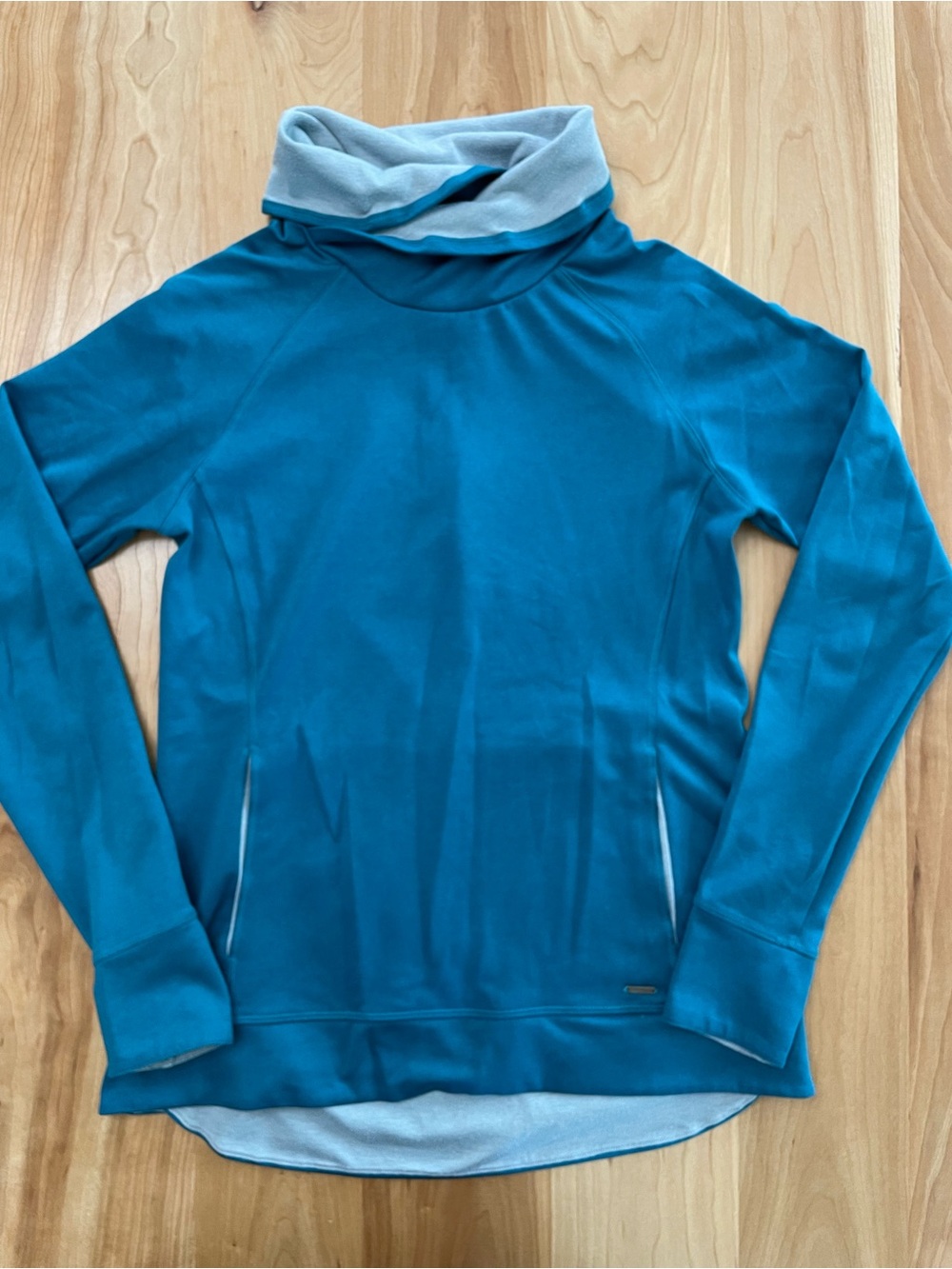 Sugoi Women’s Medium Funnel Neck Semi Fit Pull Over Performance Fabric Teal